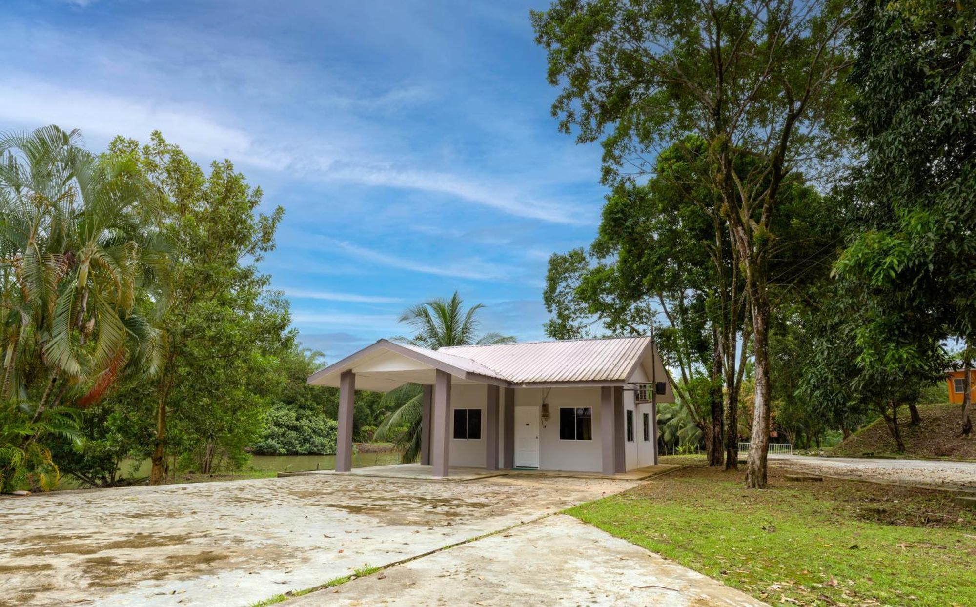Putra Sentosa Retreat Camp, Sematan Hotel Exterior photo
